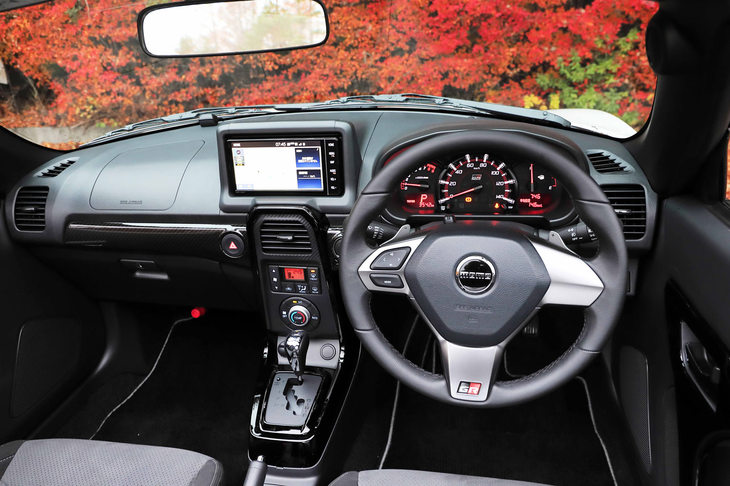 各部にカーボン調やピアノブラック塗装の装飾が施されたインテリア。専用のMOMO製革巻ステアリングホイールには「GR」のロゴがあしらわれている。