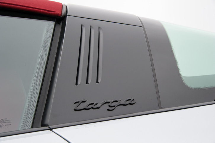 「タルガ」の特徴である太いBピラー。997型ではピラーレスのエクステリアデザインが採用されたが、現行モデルの登場とともに伝統のデザインが復活した。