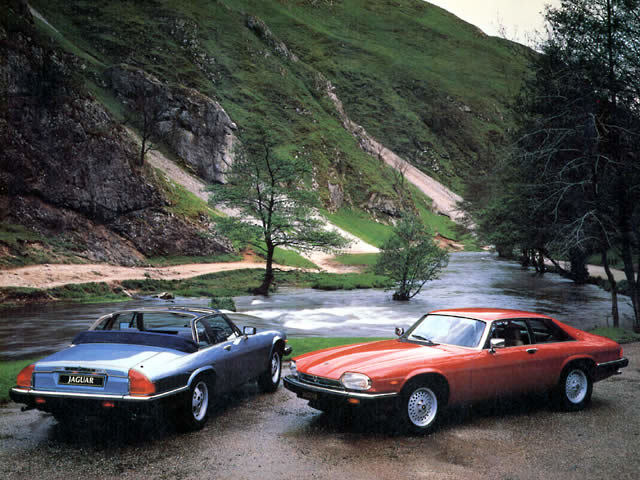 「ジャガーXJ-S」
	1975年にデビューしたジャガーのスポーツカー。当初はクーペのみだったが、後にコンバーチブルも加わった。映画に登場するのは、前期モデルの12気筒エンジン搭載モデル。