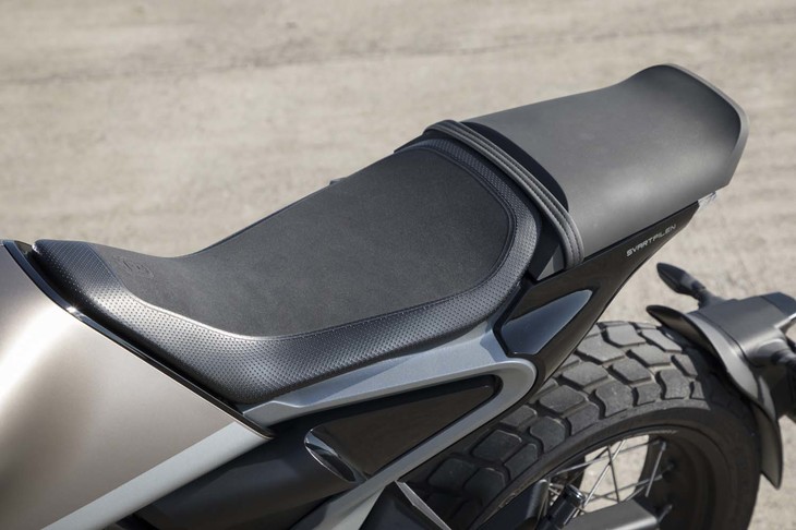 定員2人のシートは、前半分がスエード調の素材で仕立てられる。後半はラバー製で質感が大きく異なる。