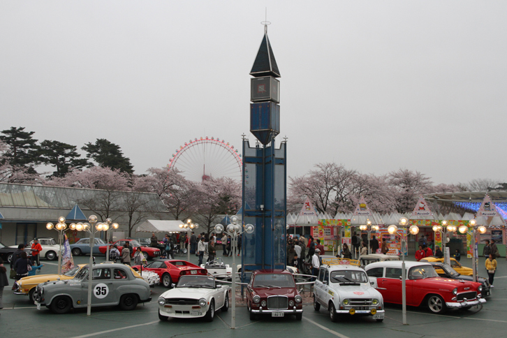 2017年4月8日の午後5時、西武園ゆうえんちの西口ゲート前におよそ50台の参加車両が集まった。