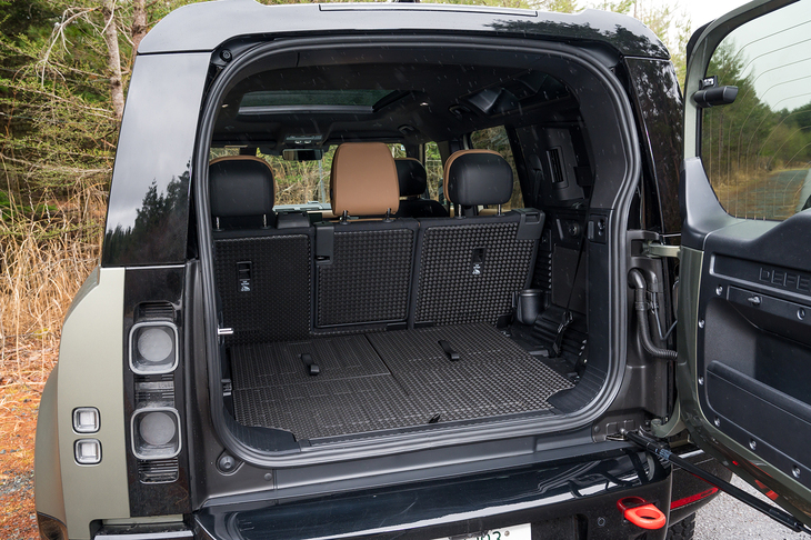 荷室の床面と2列目＆3列目の背面は縞（しま）鋼板のような意匠のハードプラスチックで覆われる。オプションの3列目シートが床と一体で格納されているのがお分かりいただけるだろうか。