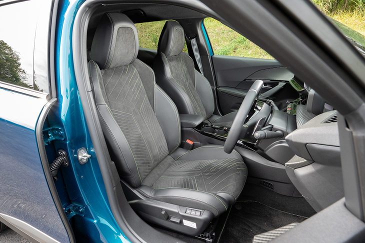 シート表皮はアルカンターラとテップレザー（合皮）の組み合わせ。少々硬めの座り心地ながらホールド性は高い。