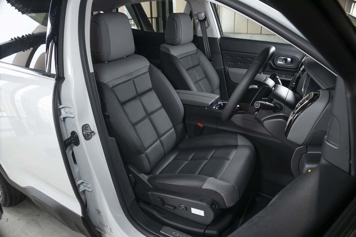 プラグインハイブリッドモデルではナッパレザーシートが標準装備。さらにヒーターやマルチポイントランバーサポートといった機能も備わっている。