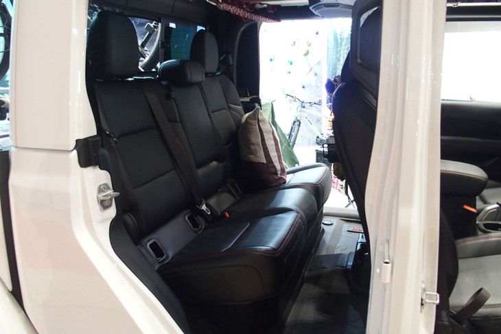 ジープ・グラディエーター（リアシート）