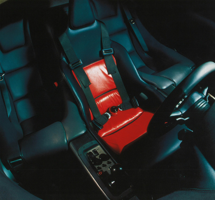 ドライバーをセンターに着座させ、両サイドにもう2人が乗れる乗車定員3人という個性的なシートポジションが採用された。フォーミュラマシンと同じく、シフトレバーは運転席の右側に配置されている。