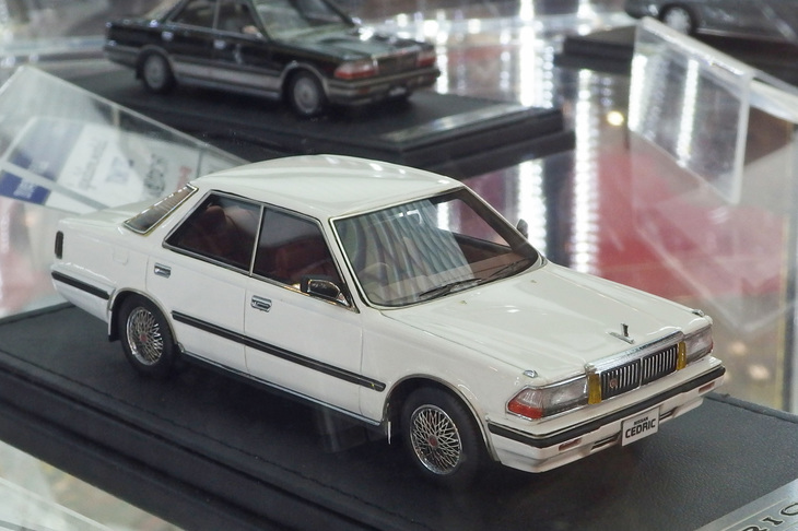 トミーテックとイグニッションモデルのコラボレーションモデルである1/43レジン製「日産セドリック ハードトップ」（Y30）。発売時期、価格ともに未定。