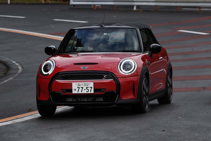 【MINIクーパーSコンバーチブルのスペック】
	ボディーサイズ：全長×全幅×全高＝3880×1725×1415mm／ホイールベース：2495mm／車重：1370kg／駆動方式：FF／エンジン：2リッター直4 DOHC 16バルブ ターボ／トランスミッション：7段AT／最高出力：192PS（141kW）/5000rpm／最大トルク：280N・m（28.6kgf・m）/1350-4600rpm／タイヤ：（前）205/40R18 86W／（後）205/40R18 86W（ピレリPゼロPZ4）／燃費：14.8km/リッター（WLTCモード）／価格：453万円
	
	【取材時の燃費データ】
	テスト距離：263.1km（市街地1：高速道路7：山岳路2）／使用燃料：21.8リッター（ハイオクガソリン）／参考燃費：12.1m/リッター（満タン法）／11.5km/リッター（車載燃費計計測値）