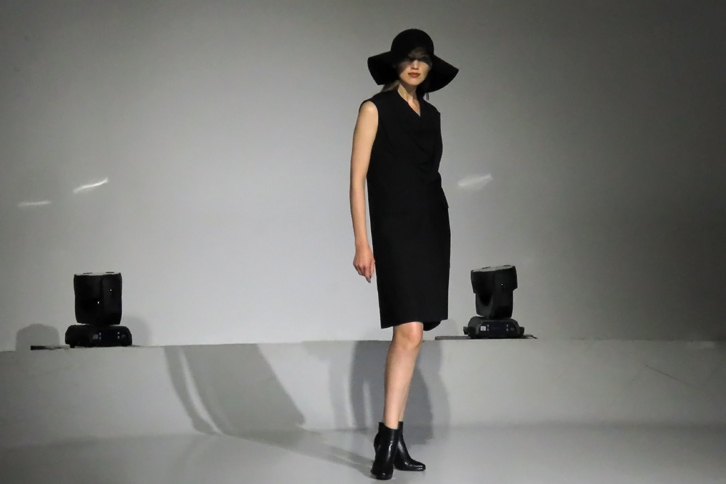 まずは男女のモデルがステージ上に。ウオーキングを披露して、袖へと戻っていく。