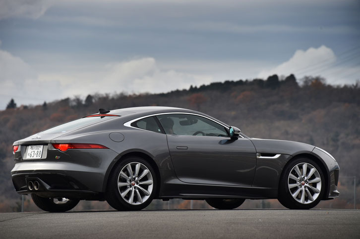 ジャガーの2シータースポーツカー「Fタイプ クーペ」。今回は、その6段MT仕様をテストした。