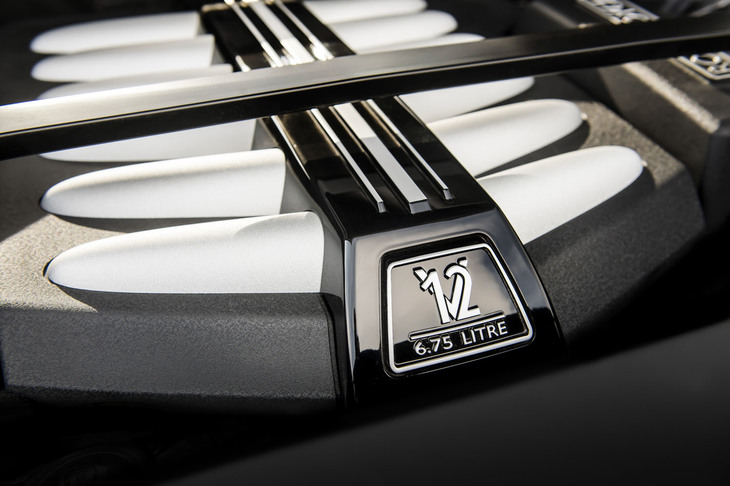 6.75リッター12気筒ツインターボエンジンの最高出力は571ps。1600rpmという低回転域で850Nmの最大トルクを発生する。