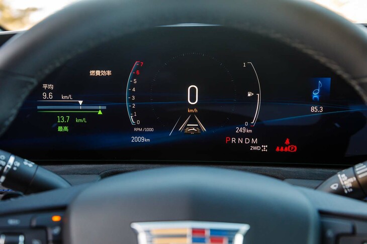 車速などの走行情報は、巨大なLEDディスプレイの運転席正面部分に表示。標準で装備されるヘッドアップディスプレイも合わせ、表示情報の切り替えはディスプレイ左端のタッチスクリーンで操作する。