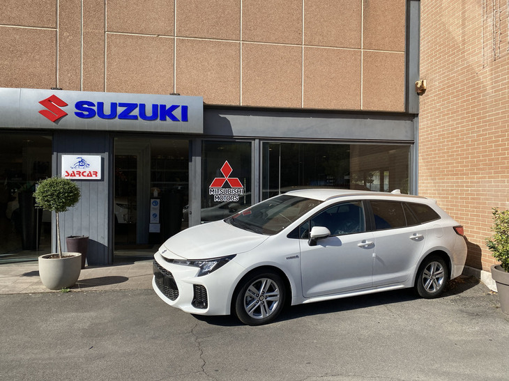 シエナのスズキ販売店であるサルカーではトヨタ車のOEMである「スウェイス ハイブリッド」が迎えてくれた。店では三菱車も併売している。