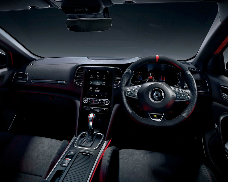 生粋のスポーツモデルである「メガーヌR.S.」は、インテリアにも特別なムードがただよう。写真は最終モデル「メガーヌR.S.ウルティム」のものだが、シリアルナンバープレートが添えられるほかは、メガーヌR.S.のものと大きくは変わらない。