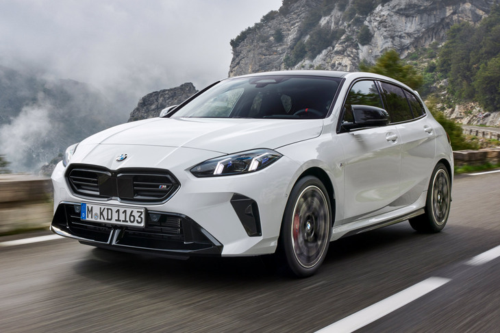 こちらは、2024年6月5日に本国で発表された新型「1シリーズ」。　
	清水「……鼻先が、“最新版”のキドニーグリルに置き換えられてる」　
	ほった「確かにこっちのほうが、フロントマスクにまとまりがありますね」