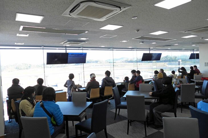 午前中のコンテンツを終え、“砂かぶり席”ことグランドスタンドのVIPスイートでお食事タイム。