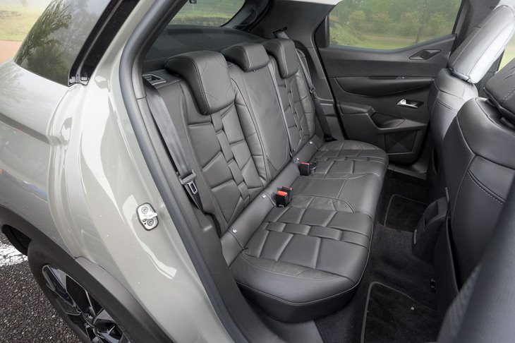 複雑なパターンのシート表皮は後席にもきちんと採用されている。前席が高く設置されているため、つま先が入れやすい。