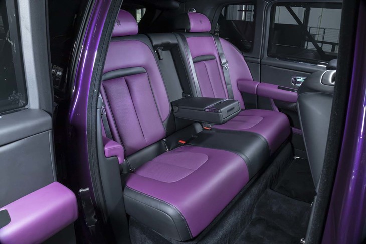 「ファントムVIII」などと同じくドアは観音開きとなる。毛足が長く厚みのあるフロアカーペットにはラムウールが用いられている。