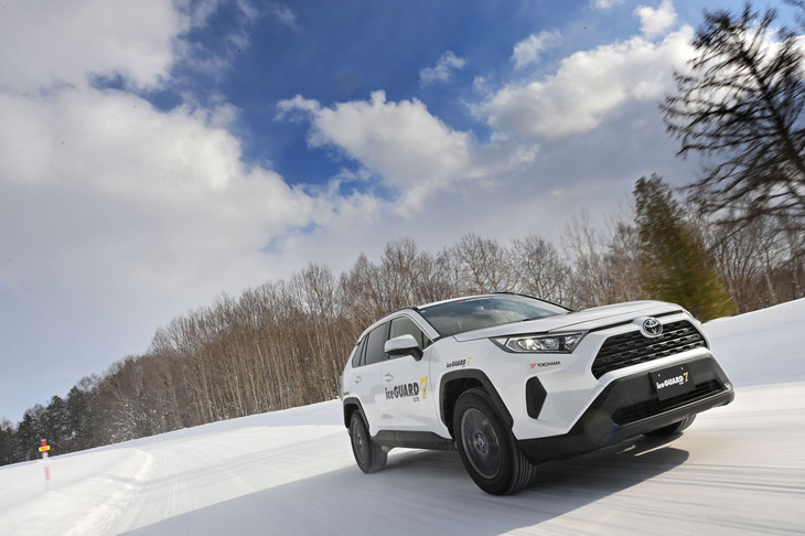 「よりちゃんと曲がる、よりちゃんと止まる」をセリングポイントとする横浜ゴムのフラッグシップスタッドレスタイヤ「アイスガード7」。今回は北海道・旭川にある横浜ゴムの「TTCH」で、その走りをあらためて確かめた。