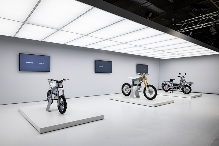 会場にはCAKEの競技車両等も展示されていた。写真向かって左から順に、オフロードバイクの「GO」「Kalk OR race」、配送での使用等を想定した「Makka flex：work」。