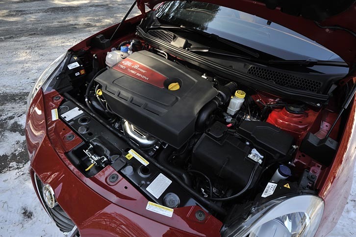 「4C」と同じ1742ccの直列4気筒エンジンは最高出力240ps、最大トルク34.7kgm（ダイナミックモード選択時）を発生する。