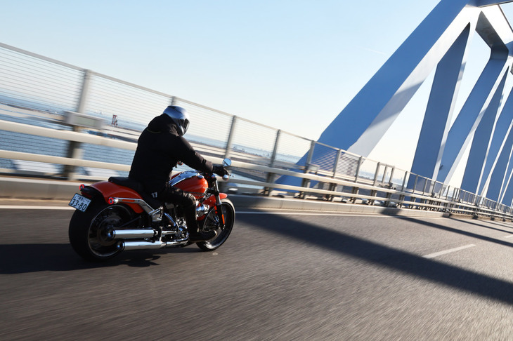巨大なエンジンに身をゆだねて、どこまでも延々と走っていきたくなる。2023年モデルの「ブレイクアウト」は、そんな“昔ながらのハーレーの魅力”にあふれた一台だった。