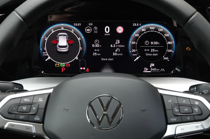 10.25インチの液晶メータークラスター「デジタルコックピットプロ」を全グレードに標準装備。速度やナビの案内情報などをフロントウィンドウに映すヘッドアップディスプレイが上位グレードにオプション設定されている。