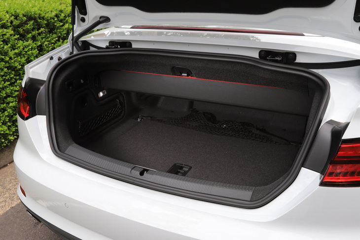 トランクルームの容量は、ルーフを閉じた状態で380リッター、開いた状態では320リッター。リアシートには、背もたれを倒して車内とトランクをつなぐことができる、トランクスルー機構が備わっている。