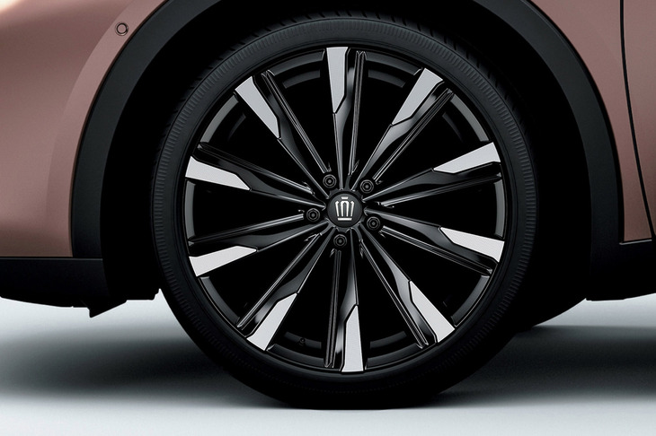 「クラウン クロスオーバーRS」に標準で装備されている21×7 1/2Jアルミホイール（切削光輝＋ブラック塗装）。今回装着可能となった3グレードでは、新車購入時に選択できなかったアイテムだ。