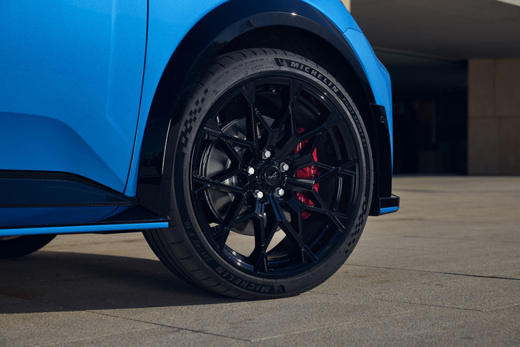 全長4m切りのボディーに対して19インチのタイヤ＆ホイールは相当に大きく感じる。フロントにはBremboのモノブロックキャリパー（4ピストン）を装備する。