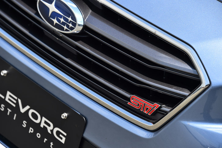 グリルを飾るSTIのバッジ。「STI Sport」は、既存の「tuned by STI」や「tS」とは異なり、台数限定のコンプリートカーとしてではなく通常のカタログモデルとして販売される。