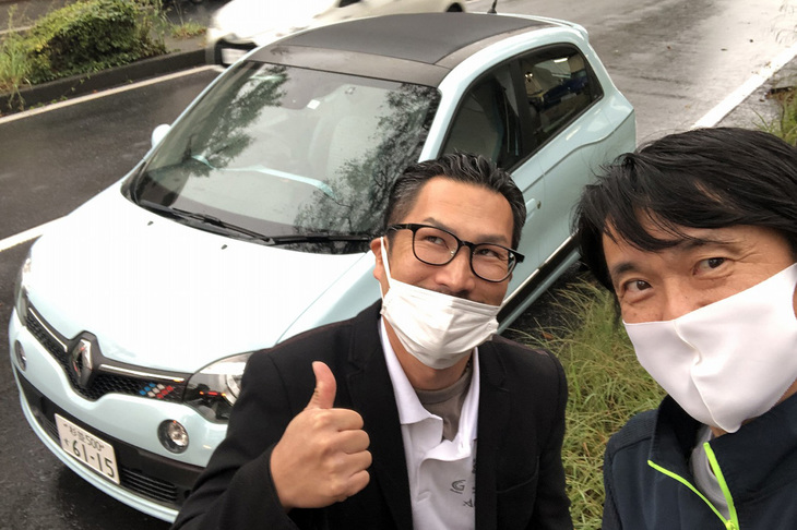 まさかのクラッチモーター交換だけで「俺のナロー」が復活。費用は約6万円で済んだ。奇跡の生還を果たし、車検も取った。すごいぞ東條店長（左）、ありがとう東條店長。