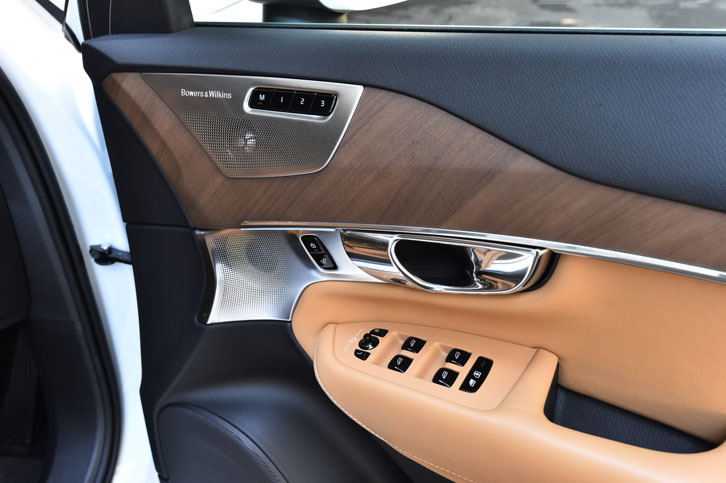 ラグジュアリー性をセリングポイントとする「T6 AWD インスクリプション」のドアパネル。ウォールナットのウッドパネルが与えられる。