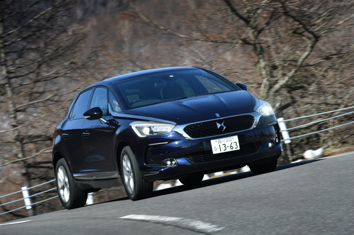 ワインディングロードでは、前輪の荷重を意識しながらステアリングやスロットルを操作する、前輪駆動モデルならではの挙動がうれしい。