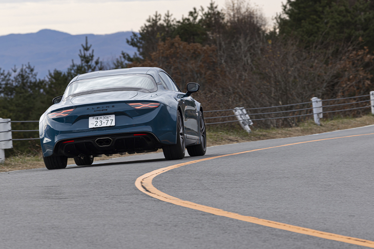 「A110 GTS」で右コーナーを行く。ライバル車よりも圧倒的に軽量ゆえにひらりひらりと軽快なコーナリングが楽しめる。