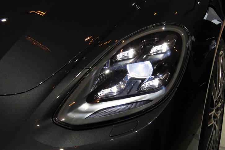 ポルシェ・パナメーラ ターボ（ヘッドランプ）