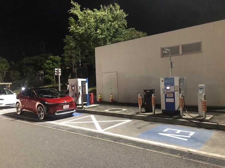 こちらは海老名SA（上り）に設置された急速充電スポット。40kW級と90kW級が計3基並ぶ急速充電器は、それぞれの最大出力が分かりにくく、不親切としか言いようがない。