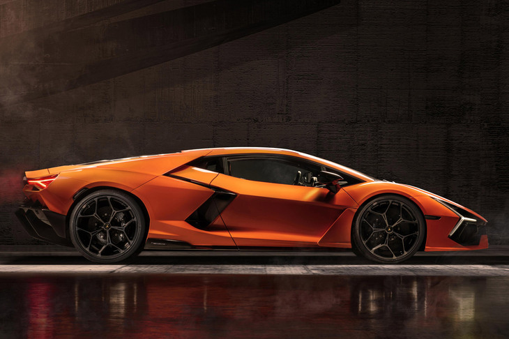 ボディーサイドの、稲妻型の段つきに注目。「レヴエルト」では、大型のエアインテークでサイドのデザインを前後に分断。ライバルにはない個性を演出している。