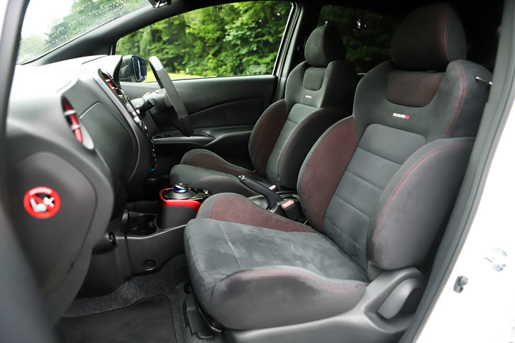 インテリアは、ベースモデルの「ノートe-POWER NISMO」と同じ。サイドサポートが大きく張り出したスポーツシートが備わる。