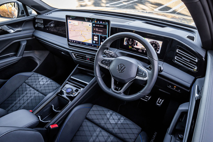 一新されたコックピットのデザイン。ソフトパッドで覆われたダッシュボードは従来モデル以上に上質な印象で、15インチという大画面のタッチパネルダッシュボードのセンターに収まる。