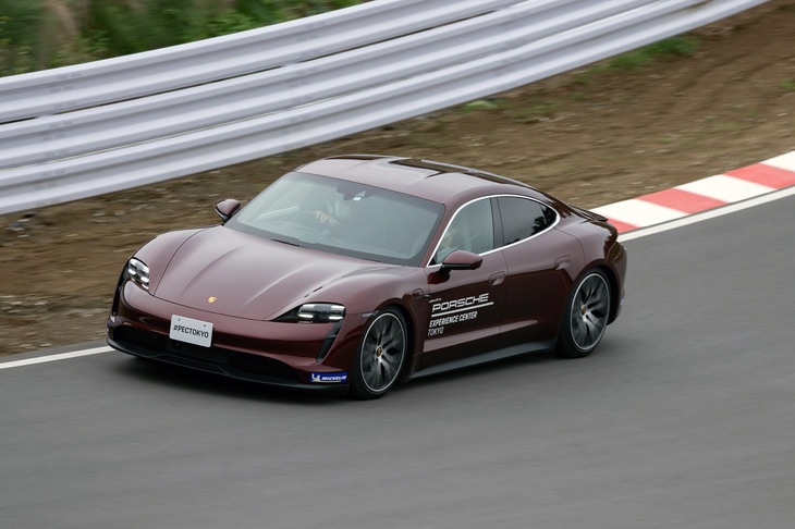 ドライビングプログラムで走行を楽しんだあとは、ポルシェ初のEV「タイカン」の同乗走行体験です。先ほどのドライビングトラックを走ったのですが、その加速力はハンパないですね。ポルシェのEVならではの運動性能の高さと静かさを感じることができました。ちなみに「タイカン ターボ」の0-100km/h加速は3.２秒。助手席からちらっとみたところ145km/hも出ていました！