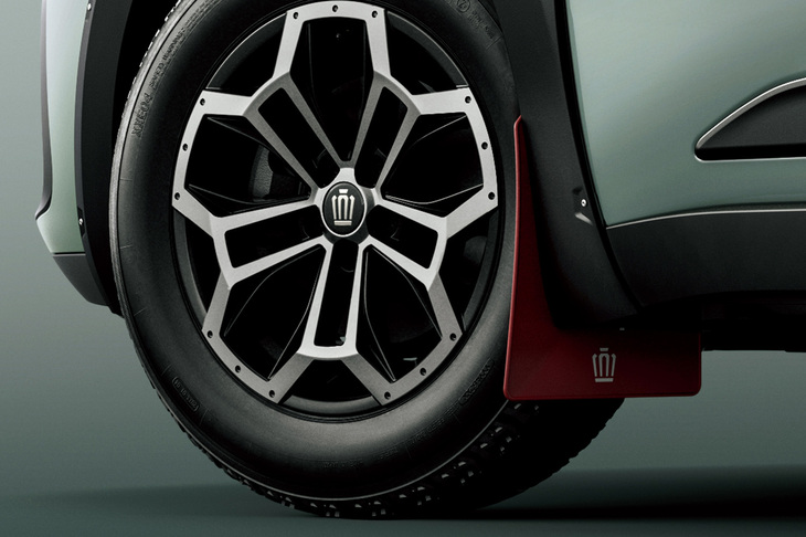 タフさを強調した新デザインのアルミホイールに、245/60R18サイズのオールテレインタイヤを装着。最低地上高は従来モデルよりも25mm引き上げられている。ホイールのセンターオーナメントにも王冠のマークが入る。