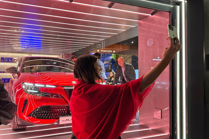 パーティーの後で店外に出て、ウィンドウ越しに自撮りするゲストも。