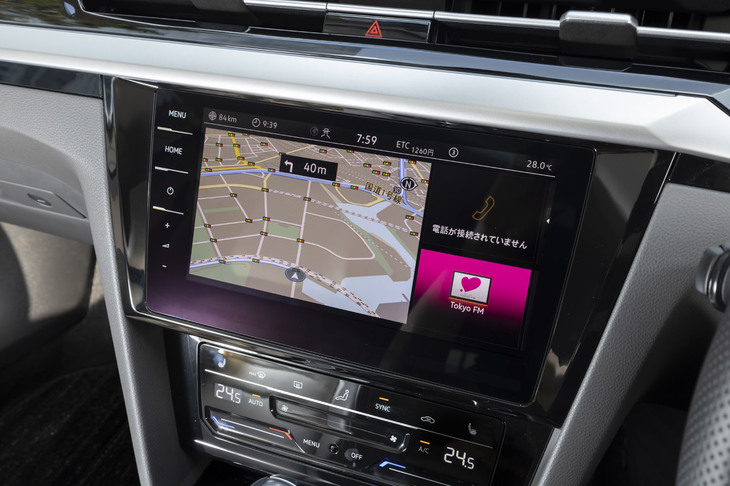 インフォテインメントシステムには常時オンライン接続する最新世代の「Discover Pro」を採用。下段に備わるエアコンのコントローラーは、タッチ式に変更された。