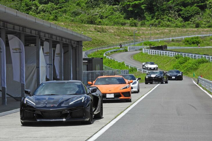 こちらは「コルベットドライビングアカデミー」の様子。ショートサーキットやマルチパーパスドライビングコース、最後にはレーシングコースを走行し、ドライビングのスキルを磨くレッスンだ。