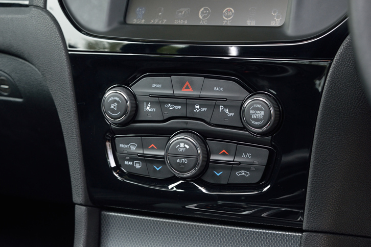 センターコンソールには、車線逸脱警報システムなど、運転支援システムのスイッチ類が並ぶ。