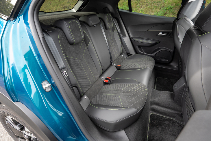 後席は全長4305mmの全長から想像するよりは広く感じられる。座面の端をばっさりと斜めにカットしてあるため乗り降りがしやすい。