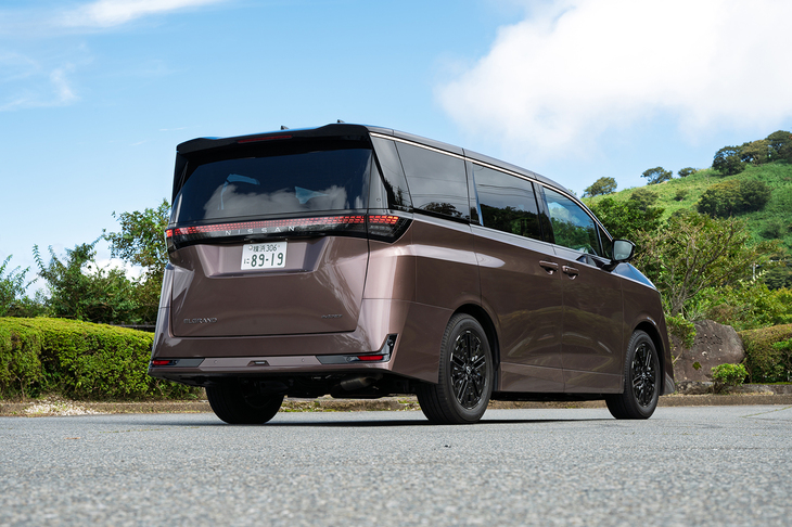 今回の試乗車は2つあるうちの上位グレード「G e-4ORCE」。車両本体価格757万9000円にオプションを盛り込んだこのテスト車の価格は933万9850円にも達する。