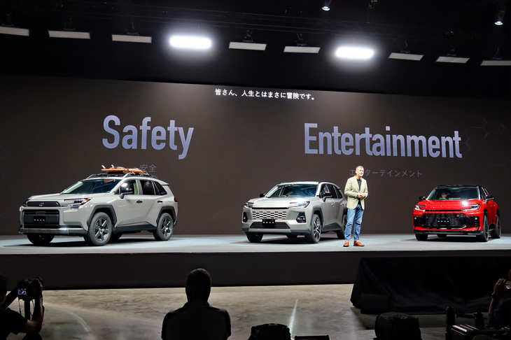 意匠の異なる3台の「RAV4」と、トヨタの発表会ではおなじみのサイモン・ハンフリーズ チーフブランディングオフィサー。デザイン領域統括部長も務めるサイモンさんだが、今回のプレゼンテーションでは、その話題はもっぱらソフトウエアプラットフォーム「Arene（アリーン）」に関してだった。