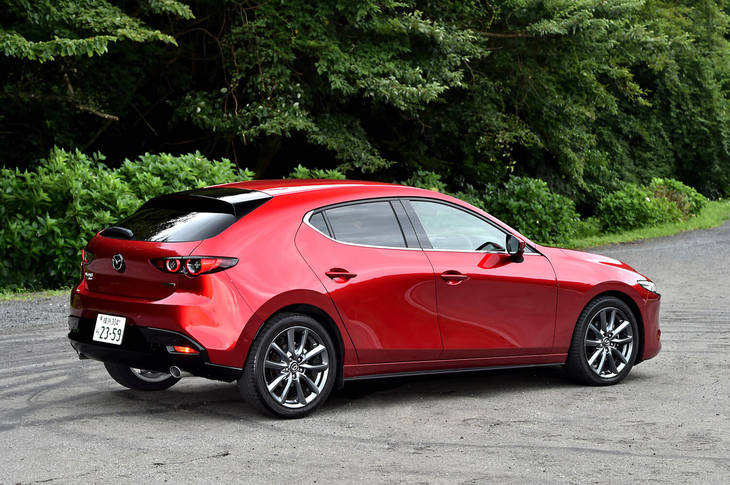 
	【マツダ3ファストバックXD Lパッケージのスペック】
	ボディーサイズ：全長×全幅×全高＝4460×1795×1440mm／ホイールベース：2725mm／車重：1470kg／駆動方式：4WD／エンジン：1.8リッター直4 DOHC 16バルブ ディーゼル ターボ／トランスミッション：6段AT／最高出力：116PS（85kW）/4000rpm／最大トルク：270N・m（27.5kgf・m）/1600-2600rpm／タイヤ：（前）215/45R18 89W／（後）215/45R18 89W（トーヨー・プロクセスR51A）／燃費：18.8km/リッター（WLTCモード）／価格：315万1200円
	